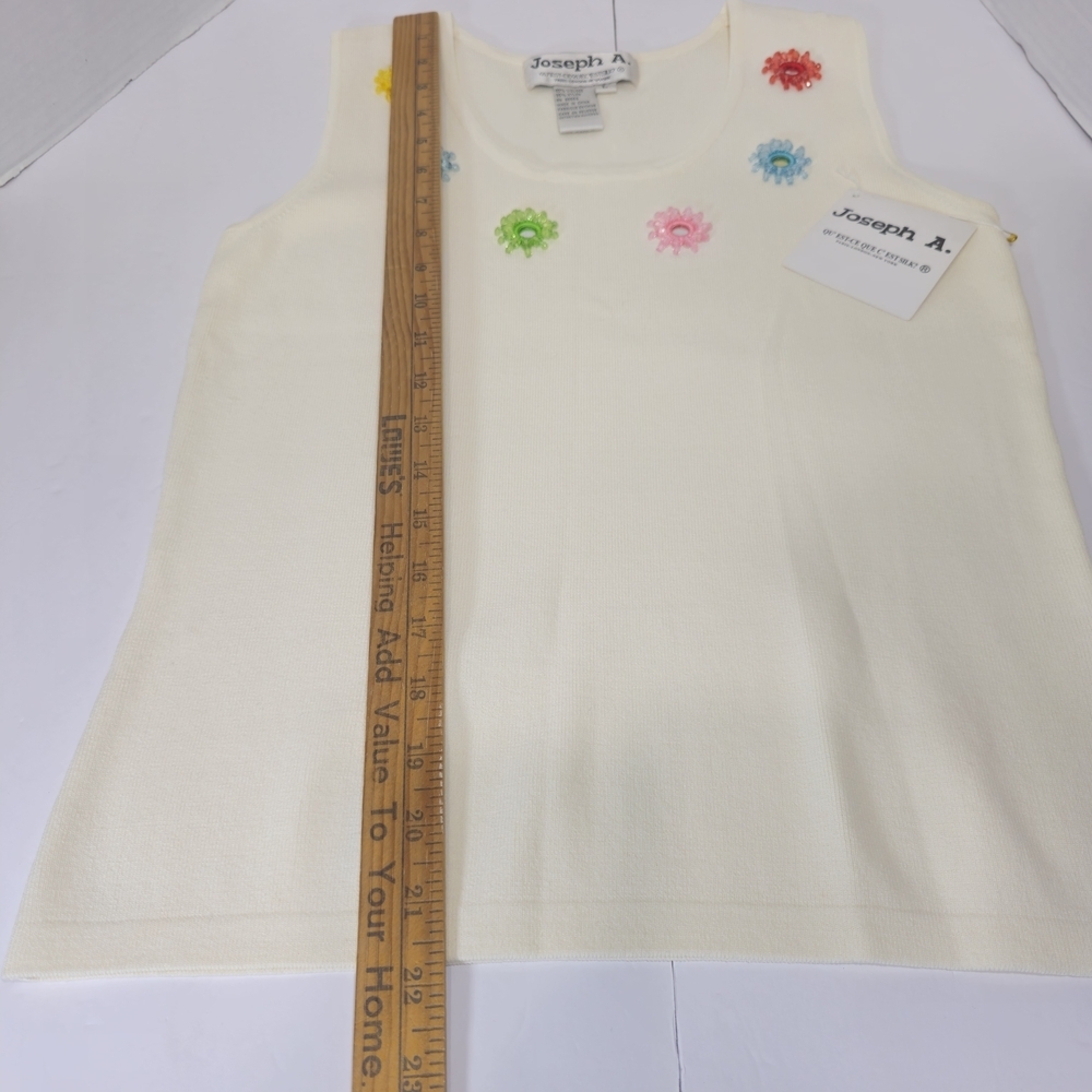 Joseph A. It is a knit garment distinguished by a floral and mirror design. - Picture 11 of 13